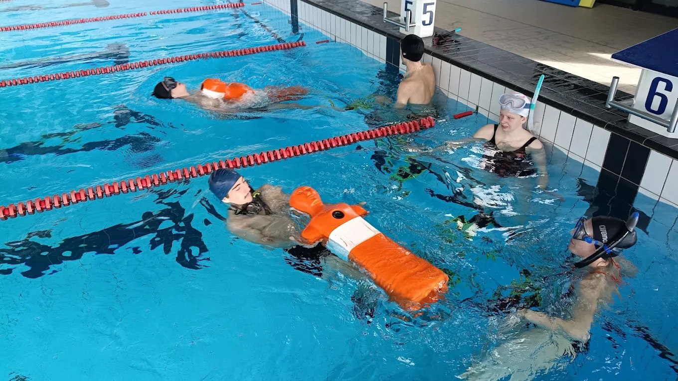 Stagiaires EPSSA en formation FCA SSA — exercice de remorquage avec bouée tube en piscine